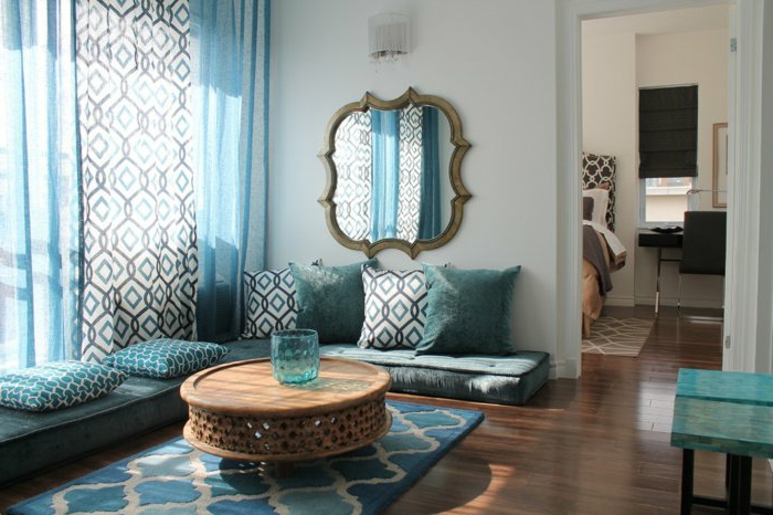 orientalische deko ideen wohnzimmer design einrichtung in weiß blau türkis und braun hölzerner zunder tisch spiegel