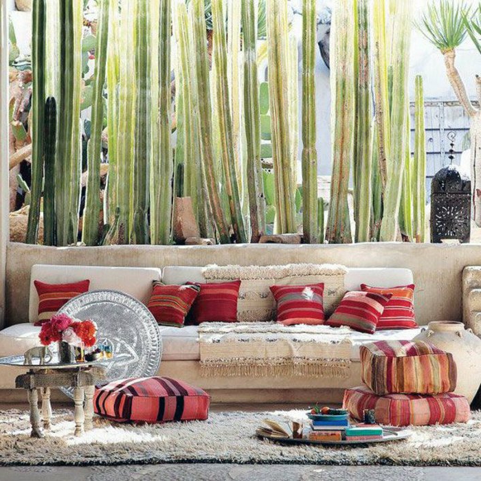 marokkanische lampen design ideen sofa mit teppich davor dezente möbelfarbe bunte kissen sitzkissen kaffeetisch blumen