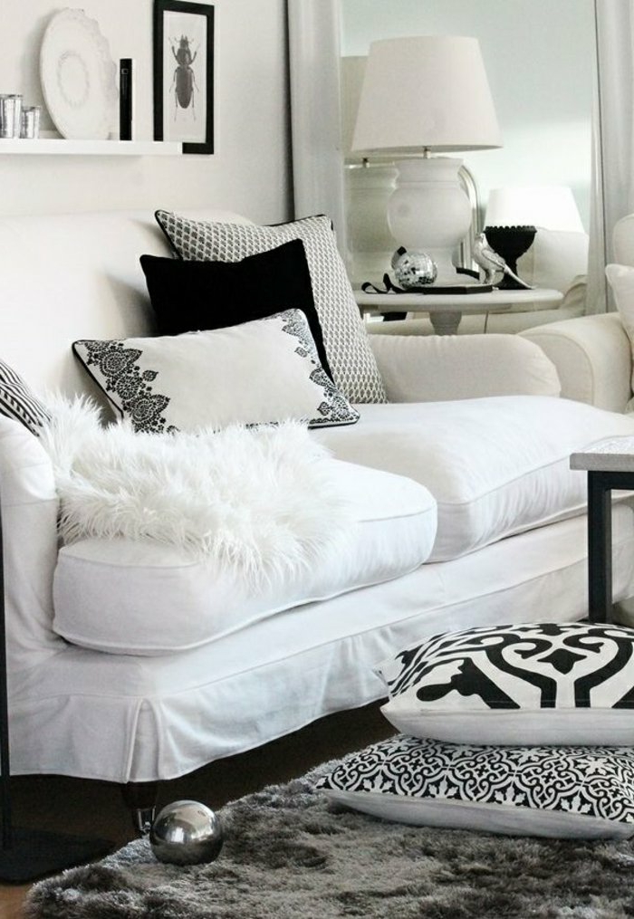 marokkanische lampen gestaltungideen im wohnzimmer weißes sofa kissen weiß schwarz metalische deko lampe