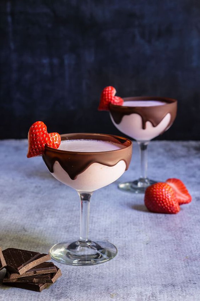 Martini mit Schokolade und Erdbeeren, Cocktailrezepte für jede Jahreszeit, lecker und attraktiv