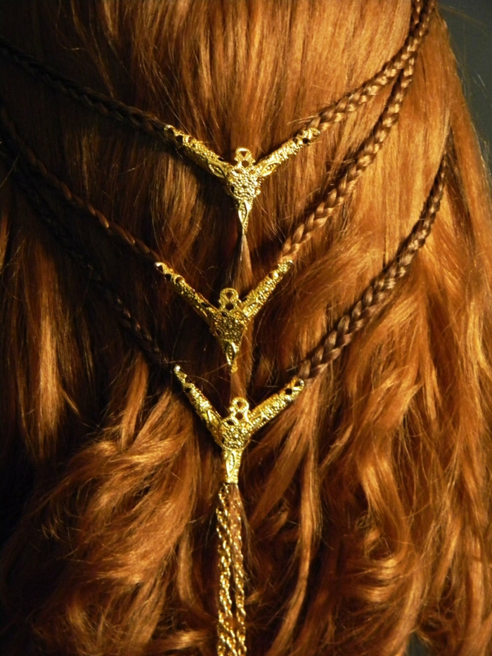drei kleine Zöpfe mit goldene Verzierungen am Enden, rotes Haar geflochtene Frisuren
