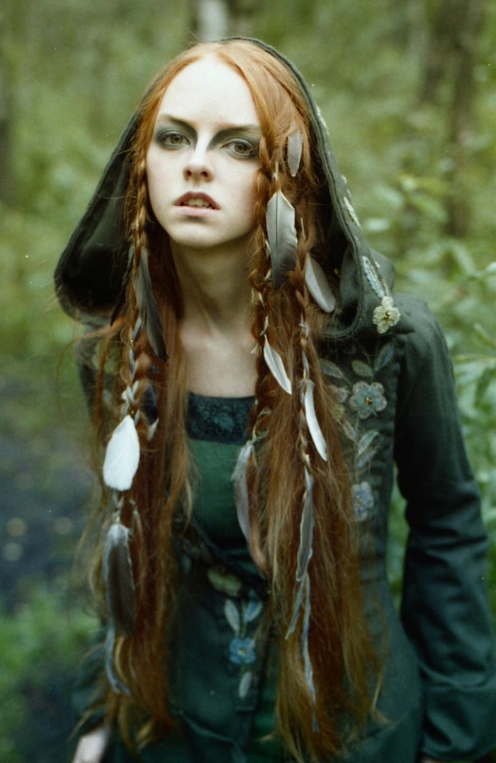 eine Hexe im Wald mit Feder in den Haaren rote Haare, grünes Kleid - Frisuren Mittelalter