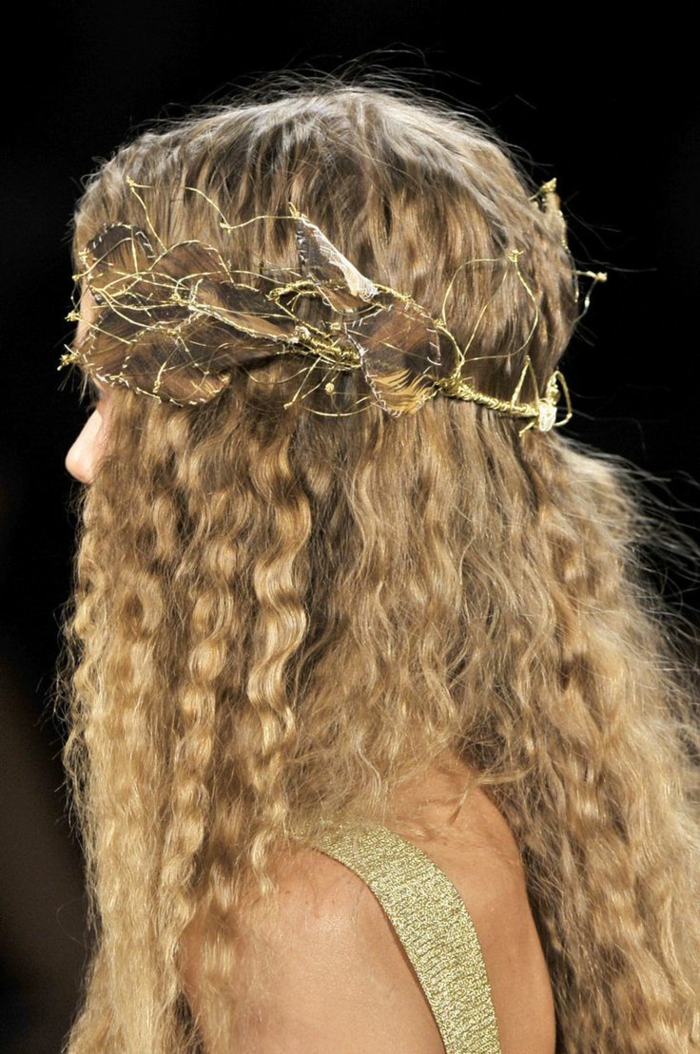 lockige, blonde Haare mit einer Tiara aus goldenen Draht wie Blätter geformt Frisuren Mittelalter