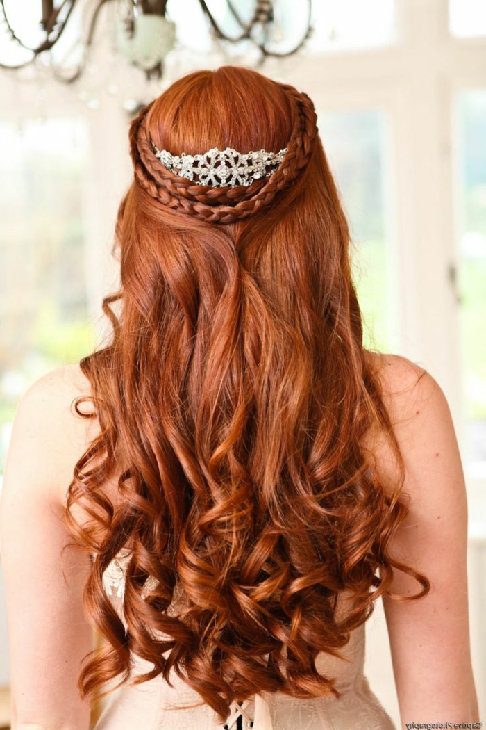 rotes Haar, zwei Zöpfe, eine silberne Tiara, lässige Locken für die Hochzeit Frisuren geflochen