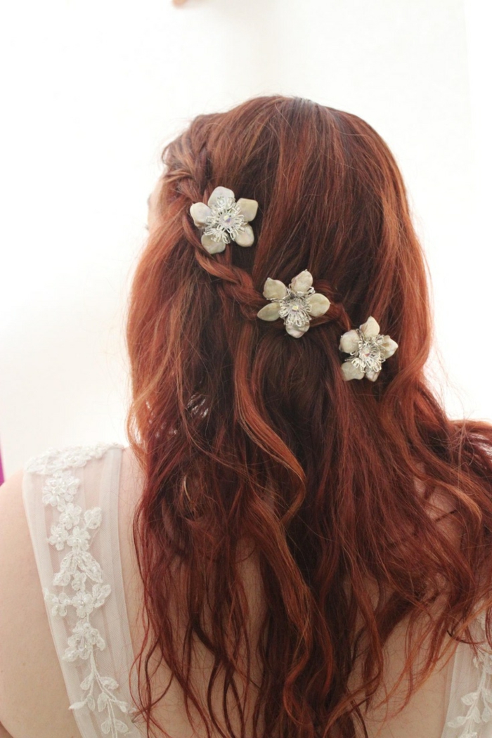 rotes Haar mit einem Zopf und einen schönen weißen Schmuck wie Blumen Frisuren geflochten