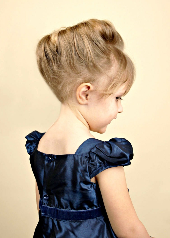 ein niedliche mittelalterliche Frisur auf kleines Mädchen mit blauem Kleid