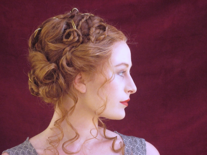 eine Frisur von Adligen in dem Mittelalter von rotem Haar, graues Kleid, rosaroter Lippenstift
