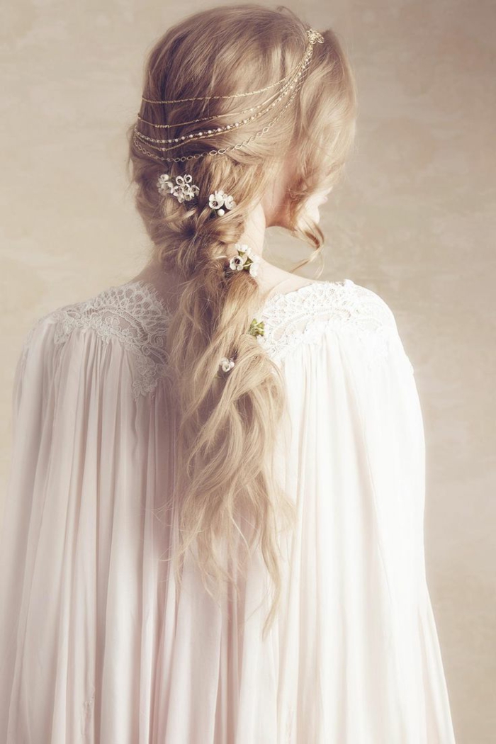 lange blonde Haare mit Ketten und Blumen geflochten - seitlich geflochtene Frisur
