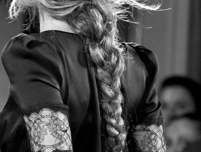modenschau fashion week frisuren inspiration mittelalterliche flechtfrisuren lange geflochtene haare schwarzes kleid mit spitze