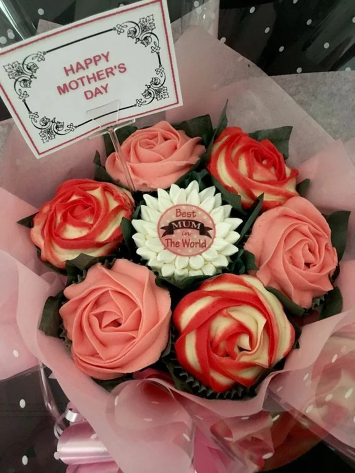 Süßigkeiten für Mutti zubereiten mit Fondant Rosen als Dekoration - Geschenkideen für Muttertag
