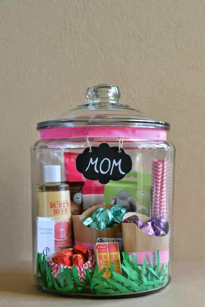 ein Weckglas voller Süßigkeiten und Kosmetik mit rosa Band und eine Tabelle Geschenke für Muttertag