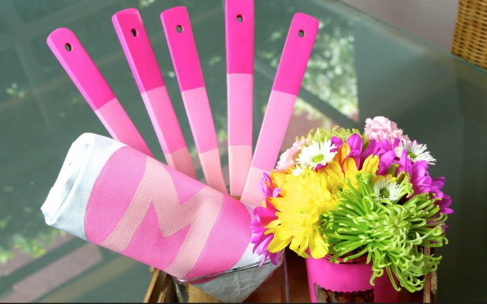 rosa Geschenkideen für Muttertag - alle nützliche Sachen auf Glas Tisch