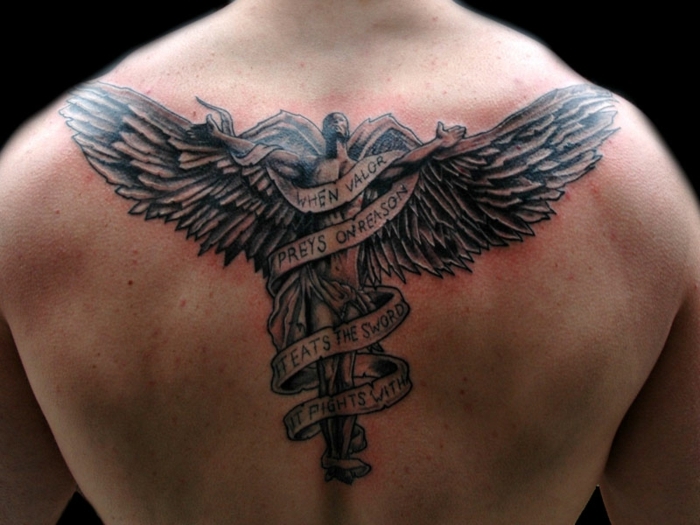 engelsflügel tattoo nacken - hier ist ein engel mit großen engelsflügeln mit langen federn und schwarzen überschriften 