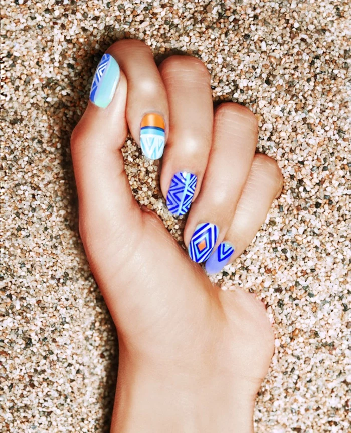 schöne Fingernägel in Blau, Strandmode, coole Ideen für moderne Maniküre