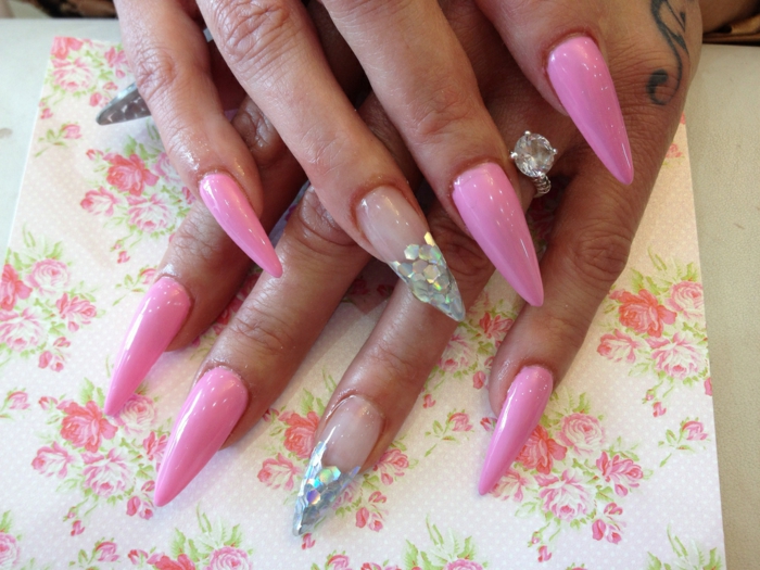 spitze fingernägel design ideen rosa nagellack transparenter lack glitzer ring ideen zum selbermachen deko