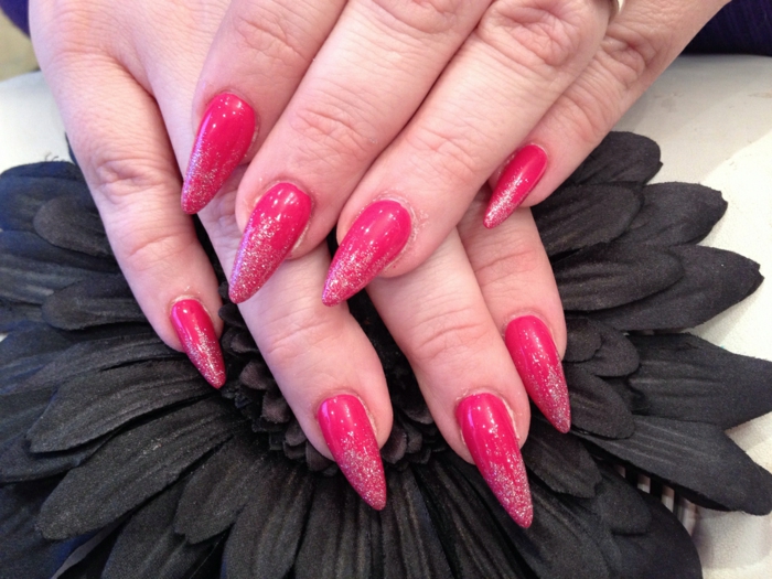 spitze fingernägel rosa rote spitzen nägel nagellack design mit glitzer und dekorationen schwarze blume