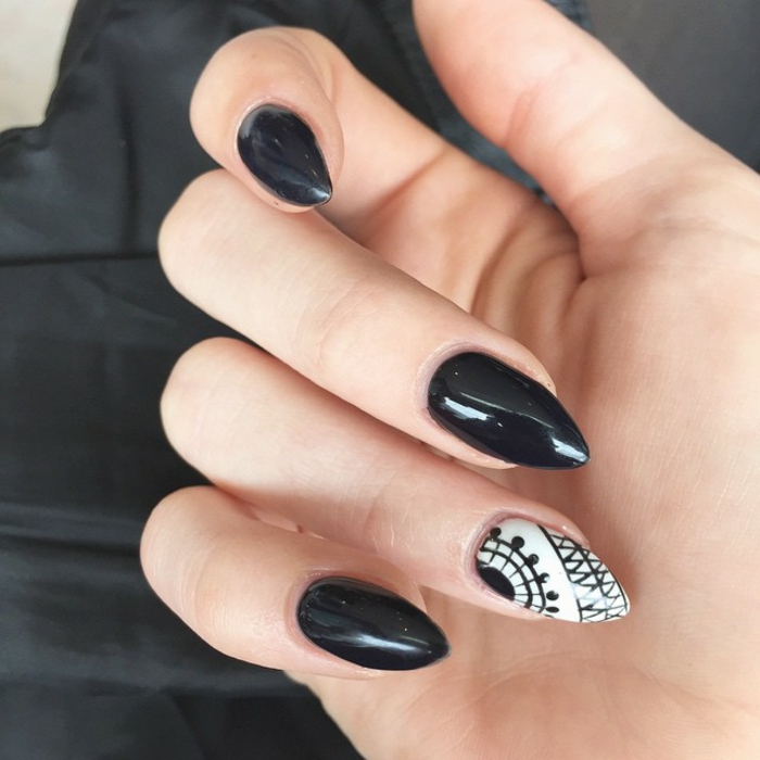 kunstnägel spitz ideen schwarze nägel und ein weißer nagel mit schwarzen dekorationen linien und punkte