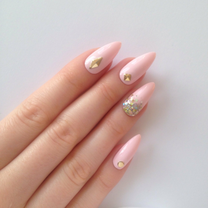 nägel spitz design ideen hellrosa farbe nagellack mit steinen und glitzernden elementen goldene deko für nägel