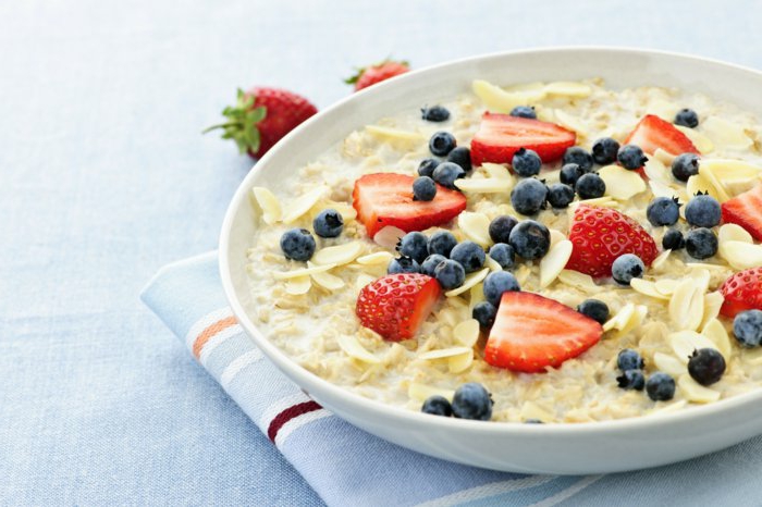 haferflocken zum frühstück satt bleiben bis zum mittagessen gesundes essen gesunde kohlenhydrate am morgen einnehmen