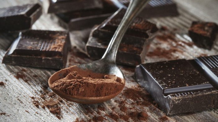 dunkle schokolade essen für körper und seele gesund und lecker löffel kakao puder nahrungsmittel für das gehirn