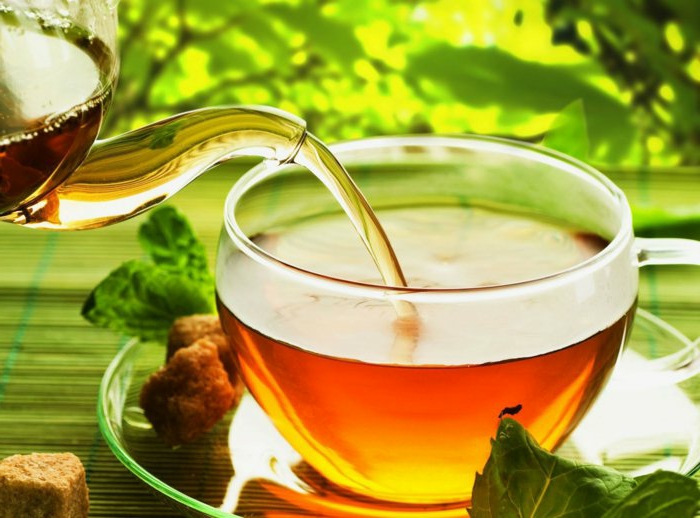 natürliche appetitzügler matcha tee matcha rezepte grüner tee aus der kanne in einer tasse gießen gesunde gewohnheiten