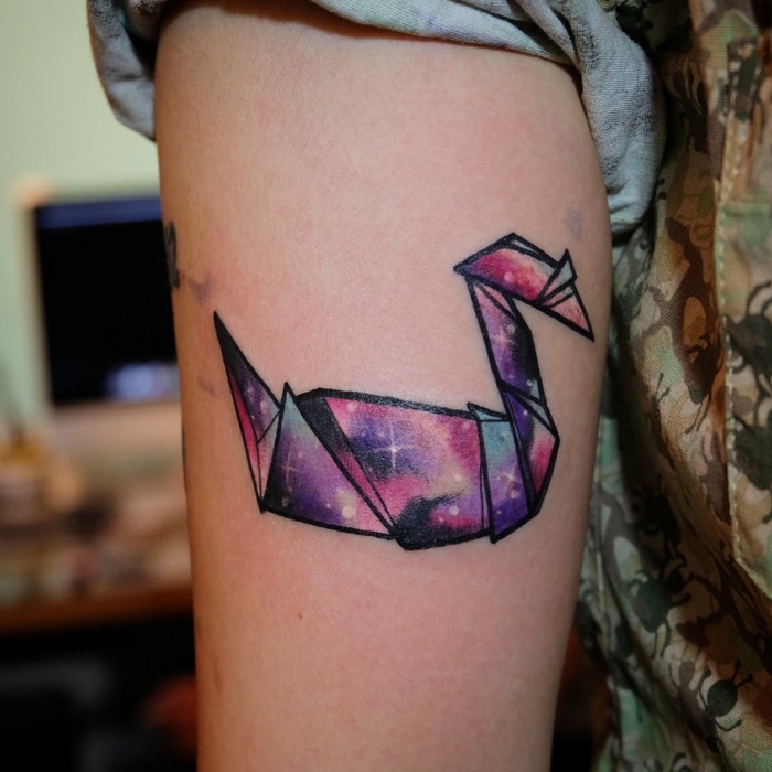 das ist eine unserer ideen für einen tattoo mit origami motiven - ein kleiner bunter origami vogel und sterne 