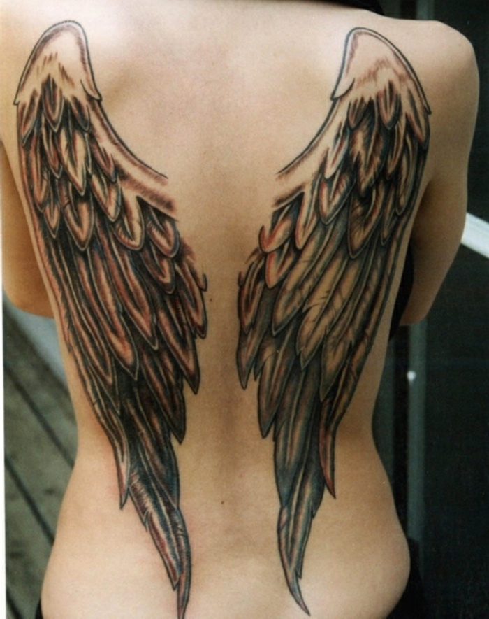 das ist noch eine tolle idee für einen schwarzen engel tattoo für die frauen - hier sind zwei schwarze engelsflügel mit schwarzen federn 