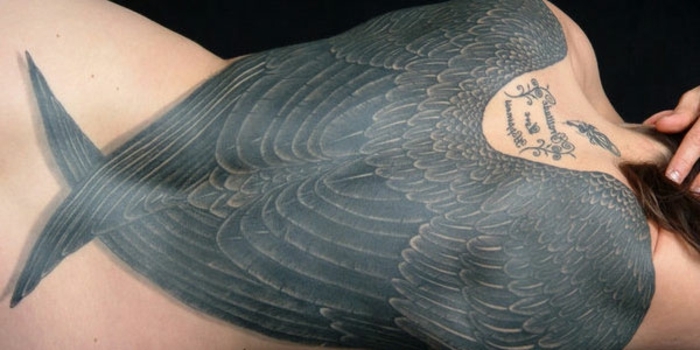 schwarze große engelsflügel mit schwarzen federn - idee für einen tollen tattoo engel 