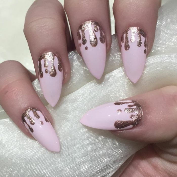 spitze gelnägel design idee rosa nagellack mit goldenen tropfen dekorationen schöne maniküre disignen