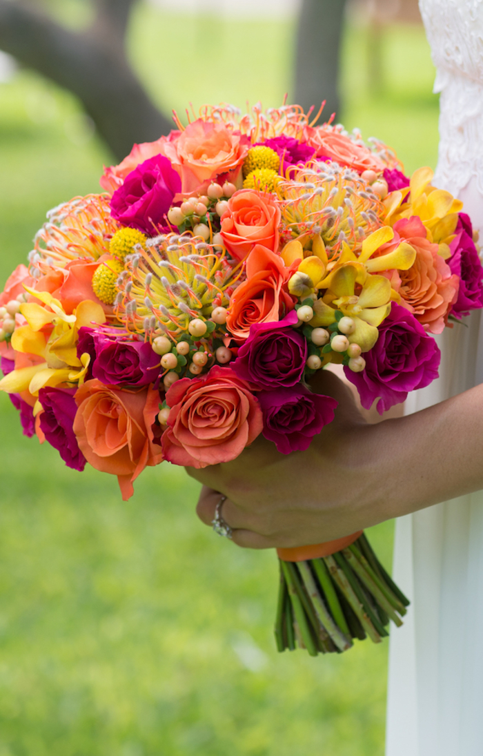 runder Hochzeitsstrauß, vielfältige Blumen, sehr frisch und schön, Sommerhochzeit