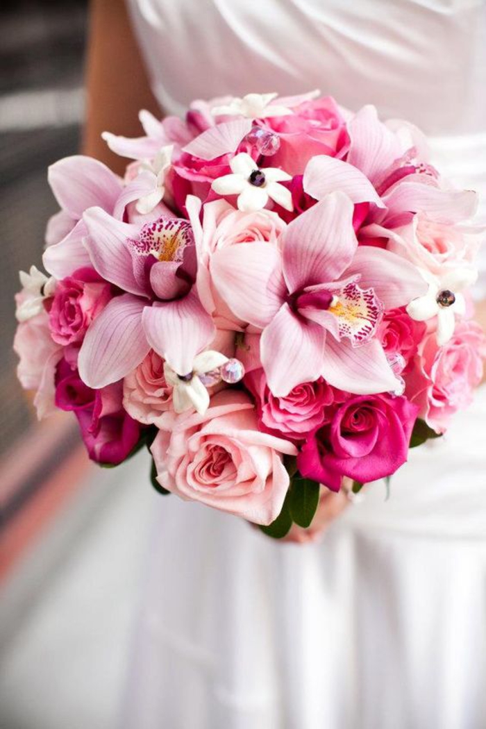 runder Hochzeitsstrauß, rosa Orchideen und Rosen, mit Kristallen dekoriert