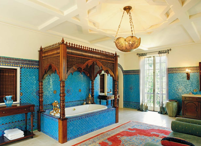 orientalisch einrichten ideen für ein tolles bad design badewanne hängende lampe fliesen teppich im bad