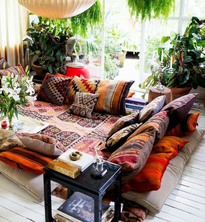 orientalische dekoration kein sofa sondern weicher teppich auf dem boden und viele bunte kissen tolles flair