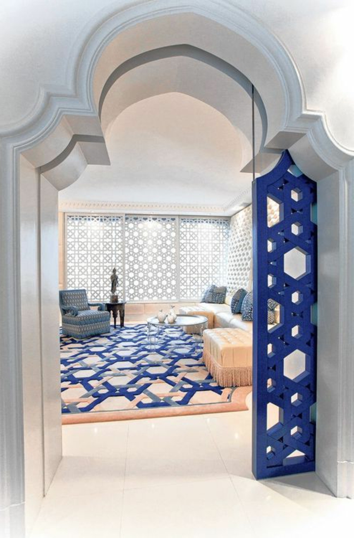 orientalische dekoration in blauer farbe weißer hintergrund dekorativer teppich persischer teppich raumteiler blau