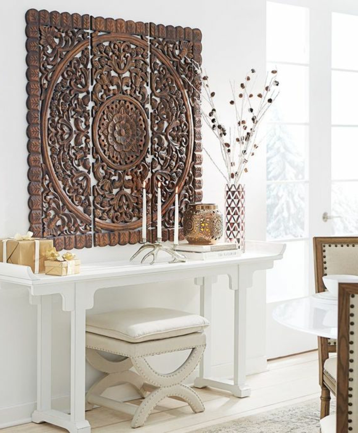 orientalische deko authentische deko stücke weißes regal viele kerzen vase mit künstlichen blumen mandala wanddeko hölzern