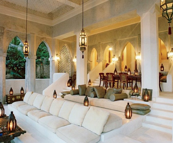 arabische möbel dekoration für den garten weiße sitzissen sessel viele laternen verdunkelte beleuchtung idee