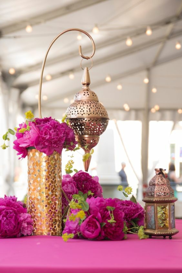 orientalische lampe dekoration für den tisch bei einer orientalischen hochzeit zyklamene blumen goldene deko 