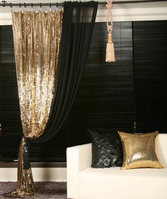 orientalische lampe dekorative vorhänge glänzendes design einrichtung in weiß schwarz und golden kissen idee