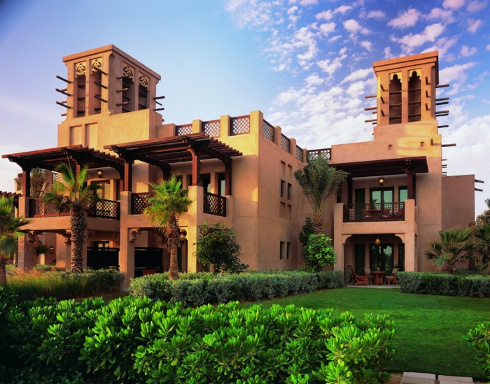 orientalische deko in dem zuhause luxusvilla in den arabischen ländern haus mit garten palmen stein holz gitter