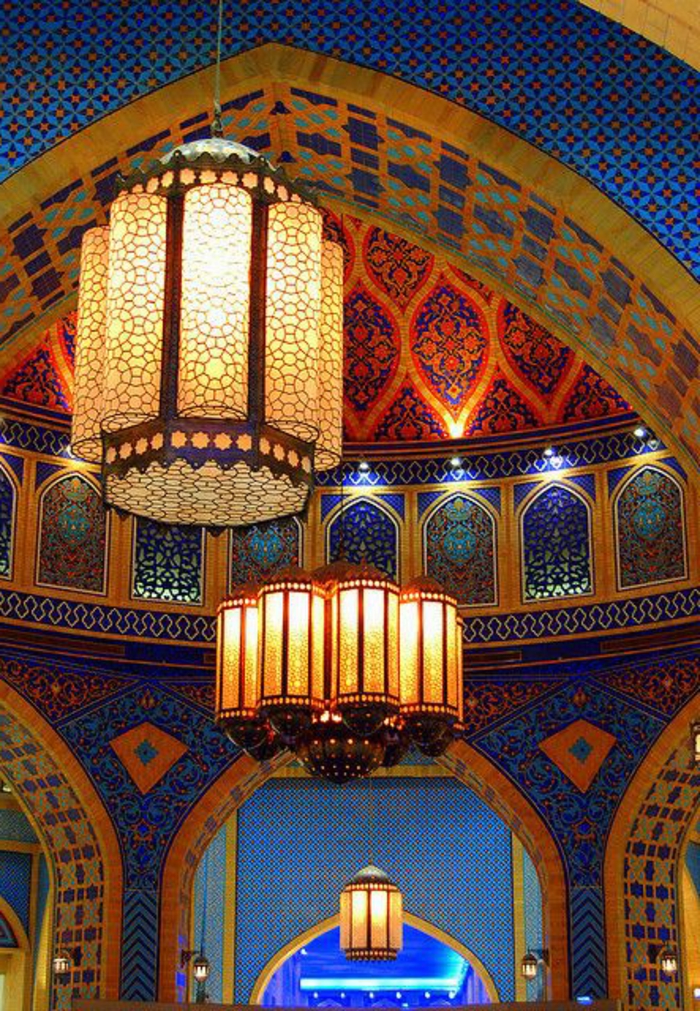 deko orientalisch bnte farben an den wänden große lüstern lampen blaue farbe mit rotem kombinieren gelb grün