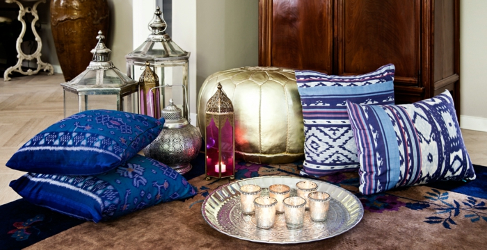 arabische möbel sitzkissen in goldener farbe dekorative kissen in lila und blau kerzen laternen persischer teppich