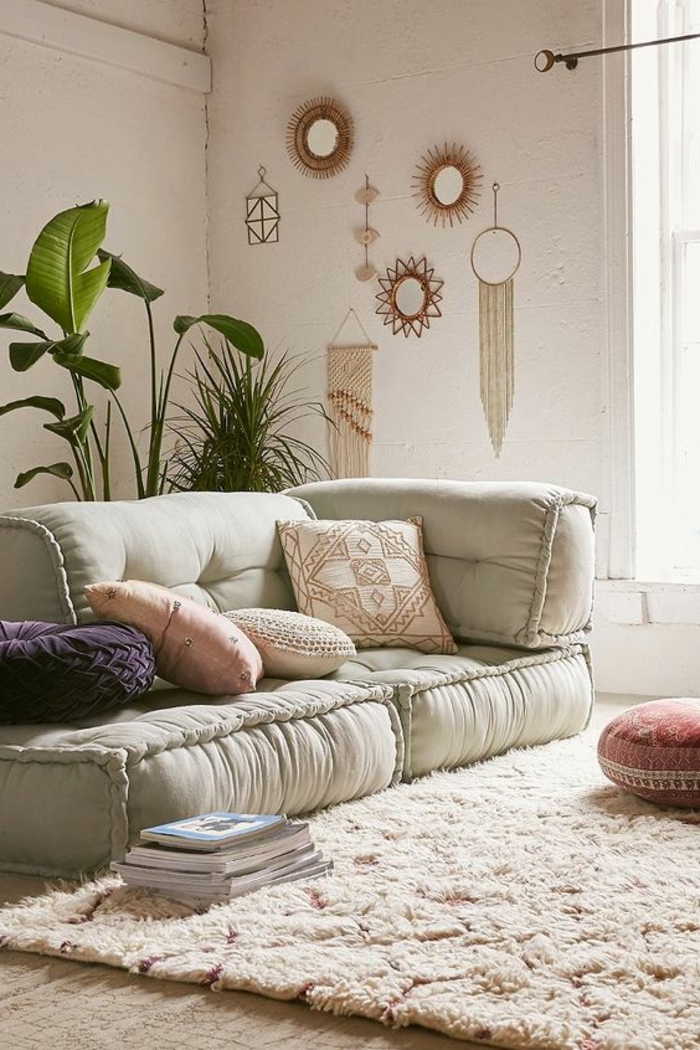 deko orientalisch weiches sofa mit vielen kissen mandala muster deko wanddeko spiegel schmuck teppich 