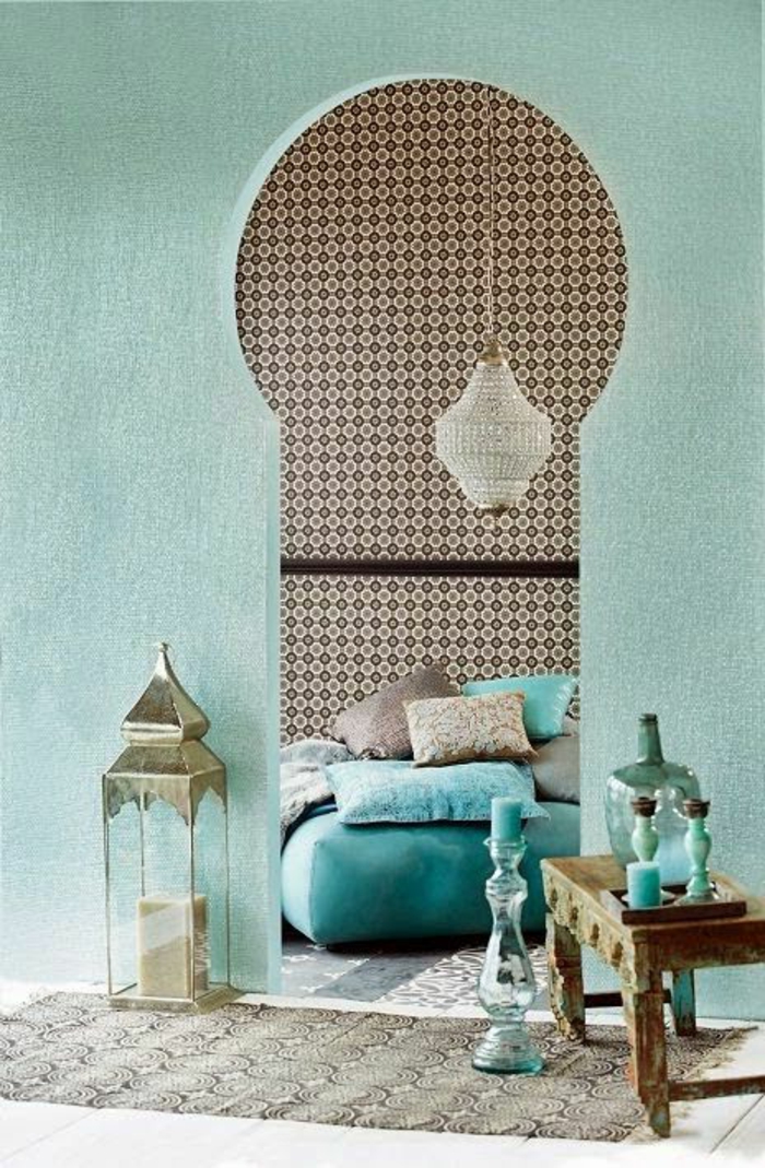 orientalische hängelampen im schlafzimmer bett mit vielen kissen interieur design in blau grün türkis lampe deko