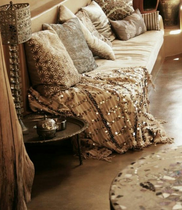 deko orientalisch ideen zum gestalten glänzende decke sofa mit vielen kissen dezente farben im zimmer beige 