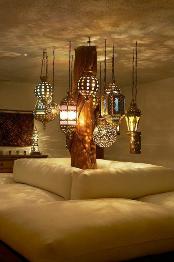 deko orientalisch viele lampen hängen von der deche weiches sofa in weißer farbe bunte lampen vergeben romantik des zimmers