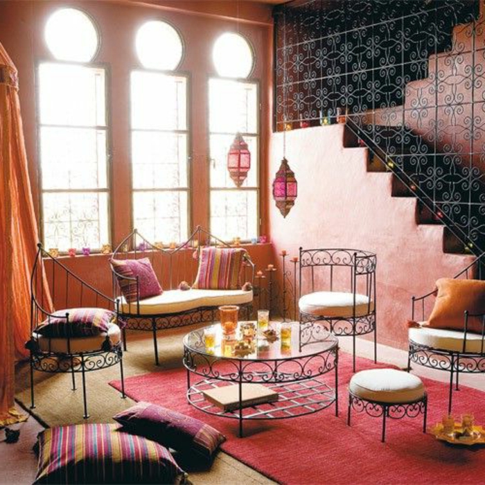 orientalische möbel sitzkissen dekokissen große fenster natürliches licht im zimmer treppe gitter florale motive