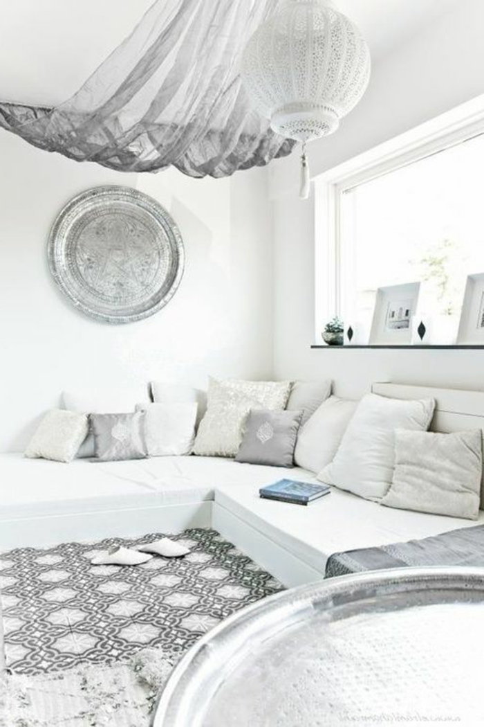 marokkanische lampen ideen für orientalische einrichtung in weißer farbe tolle gestaltung teppich sofa kissen grau