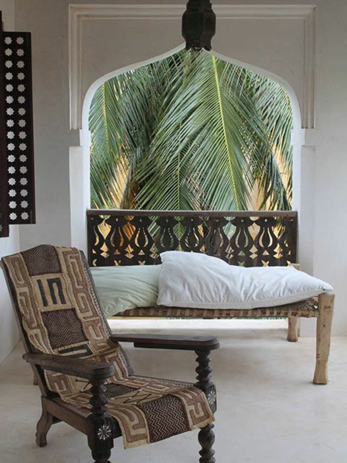 orientalische möbel für den garten veranda dekorieren sessel in brauner farbe sfa mit weicher bedeckung palme