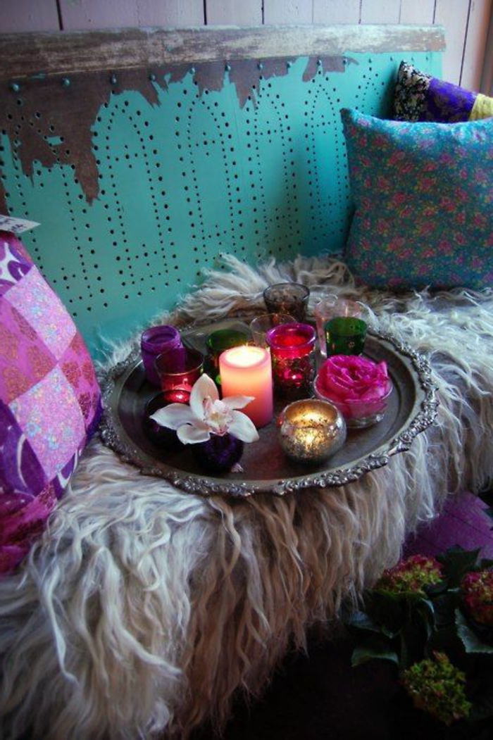 orientalische möbel pelzteppich weich beige farbe türkis bunte kissen lila rosa zyklame kerzen ochrid tablett