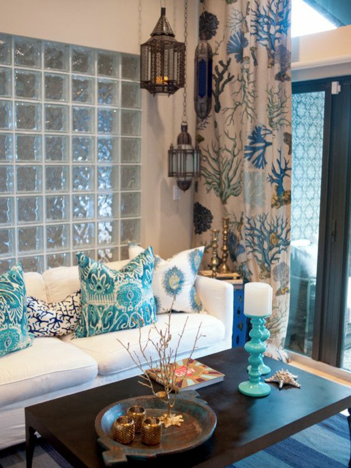 orientalische möbel design ideen weißes sofa dekokissen in weiß blau und grün vorhänge hängende laternen